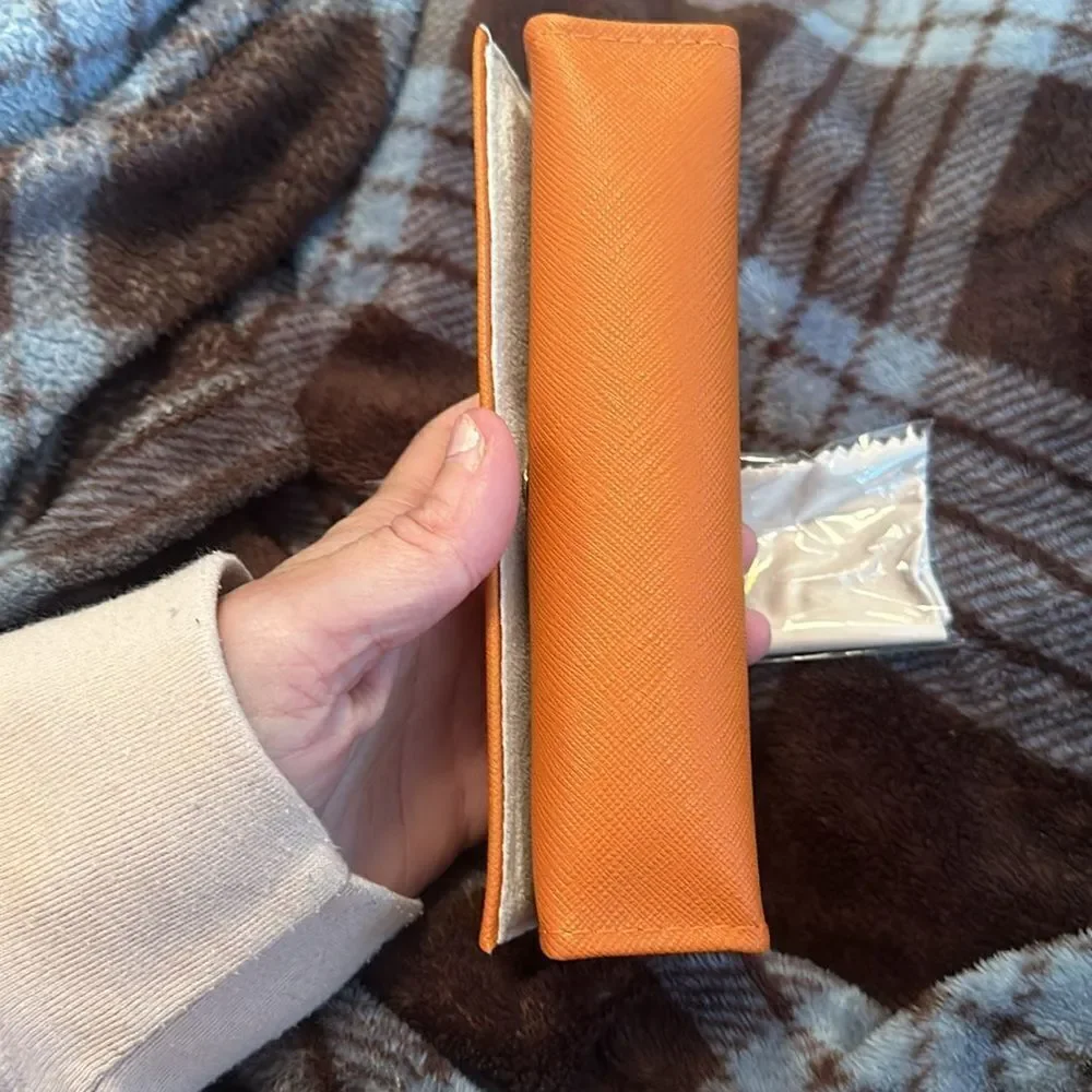 NWOT Tory Burch Eyeglasses Case with Cleaning Cloth